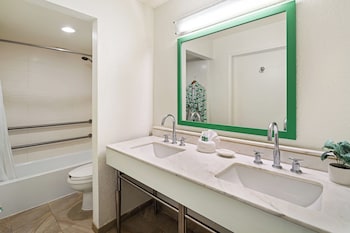 Classic Room, 1 King Bed, Mobility Accessible
