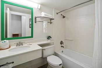 Deluxe Room, 1 King Bed, Balcony (Bayfront)
