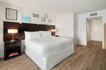 Deluxe Room, 1 King Bed, Roll-in Shower
