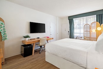 Classic Room, 1 King Bed, Mobility Accessible