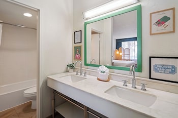 Classic Room, 1 King Bed