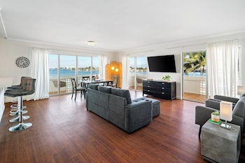 Suite, 1 Bedroom, Balcony, Bay View (King)