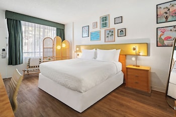 Classic Room, 1 King Bed, Mobility Accessible