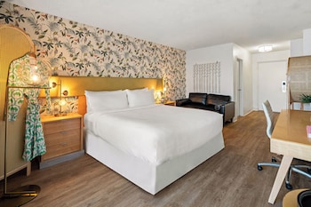 Deluxe Room, 1 King Bed, Balcony (Bayfront)