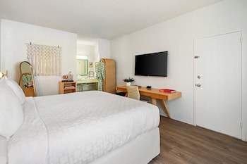 Classic Room, 1 King Bed, Mobility Accessible
