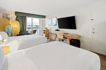 Deluxe Double Room, Balcony (Bayfront)
