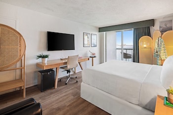 Deluxe Room, 1 King Bed, Balcony (Bayfront)