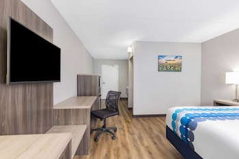 Room, 1 King Bed, Accessible, Non Smoking (Mobility/Hearing, Tub w/ Grab Bars)