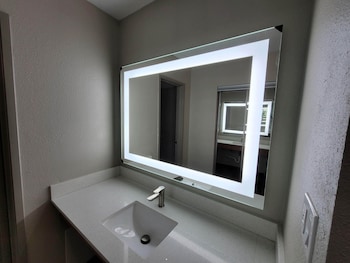Room, 1 King Bed, Accessible, Non Smoking (Mobility/Hearing, Tub w/ Grab Bars)
