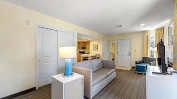 Studio Suite, 1 Queen Bed, Kitchen (Mobility, Roll in Shower)