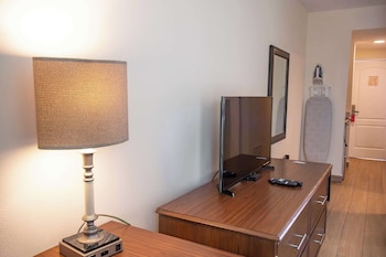 Superior Room, 1 King Bed, Non Smoking, Kitchenette