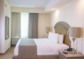 Junior Suite, 1 King Bed, Non Smoking, Kitchenette