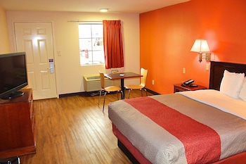Standard Room, 1 Queen Bed, Non Smoking, Refrigerator & Microwave