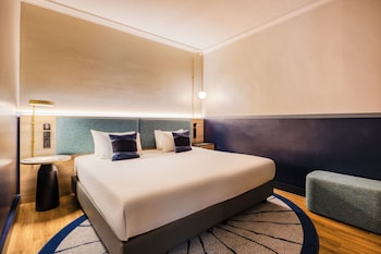 Suite, 1 King Bed with Sofa bed