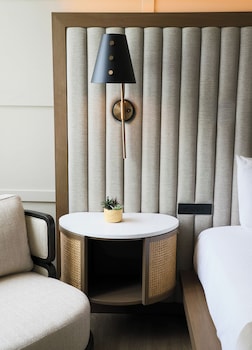 Micro Room, 1 Queen Bed