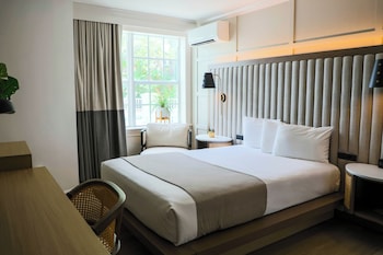 Micro Room, 1 Queen Bed