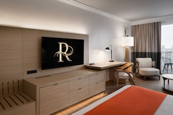 Junior Suite with Corner Balcony City View, 1 King bed