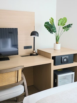 Micro Room, 1 Queen Bed