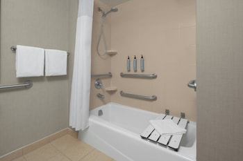 Studio, 1 Queen Bed with Sofa bed (Mobility/Hearing Accessible, Tub)
