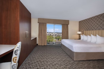 Suite, 1 King Bed, Accessible, Non Smoking (Roll-in Shower)