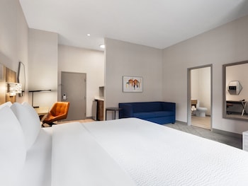 Suite, 1 King Bed, Accessible (Communications)