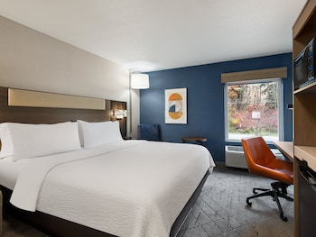 Standard Room, 1 King Bed (Walk-In Shower)