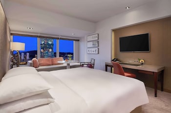 Room, 1 King Bed (Club Access, 101 View)