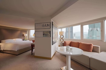 Premium Studio, 1 King Bed (Club Access, 101 View)