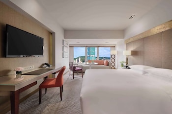 Room, 1 King Bed (Club Access, 101 View)