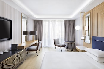 1 King Bed Acropolis View with Grand Club Deluxe