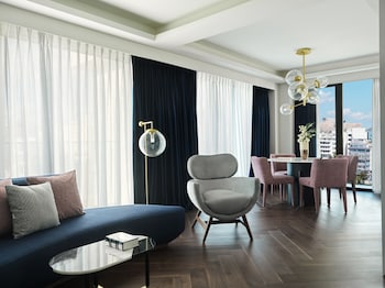 Corner Suite with 1 King Bed