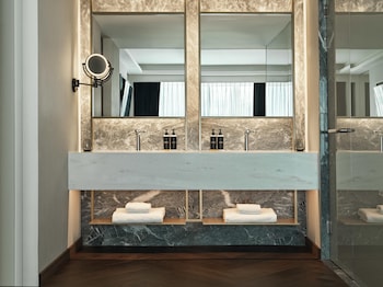 Grand Suite Acropolis with 1 King Bed
