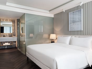 Grand Suite Acropolis with 1 King Bed