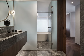 Two Level Suite with 1 King Bed