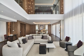Two Level Suite with 1 King Bed