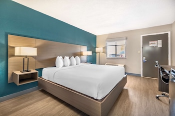 Standard Room, 1 Queen Bed, Non Smoking, Refrigerator & Microwave
