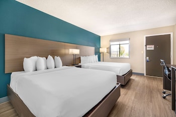 Standard Room, 2 Queen Beds, Accessible, Bathtub
