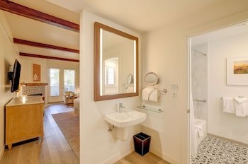 Room, 1 King Bed, Accessible Bathtub (Hearing & Mobility)