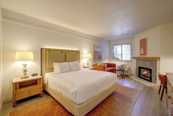 Room, 1 King Bed, Fireplace, Corner