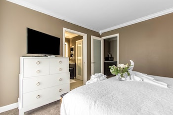 Suite, 1 King Bed (2-Room)