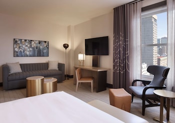 Junior Suite, 1 King Bed, Accessible (Mobility & Hearing, Roll-In Shower)