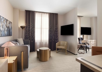 Junior Suite, 1 King Bed, Accessible (Mobility & Hearing, Roll-In Shower)