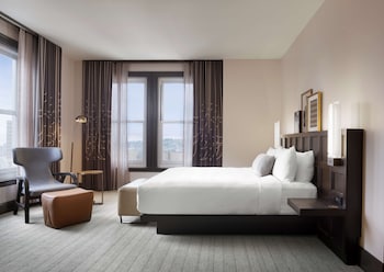 Junior Suite, 1 King Bed, Accessible (Mobility & Hearing, Roll-In Shower)