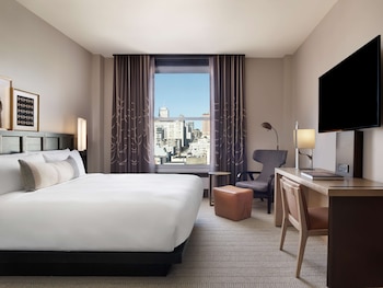 Room, 1 King Bed, Accessible, City View (Hearing)