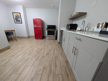 Suite, 1 King Bed with Sofa bed, Non Smoking (Oven, Dishwasher)