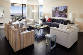 Gate One Bedroom Suite