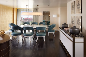 Gate One Bedroom Suite