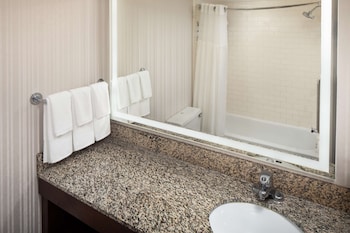 Room, 2 Queen Beds, Accessible (Roll-In Shower)