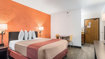 Deluxe Room, 1 King Bed, Non Smoking, Hot Tub