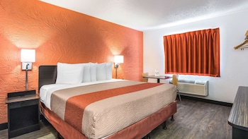 Deluxe Room, 1 King Bed, Non Smoking, Hot Tub